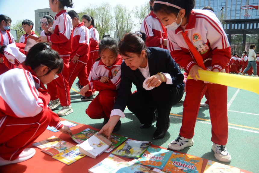 承德市南營子小學“春市”融融——跳蚤書市活動現場，同學正在推介圖書。張驍攝