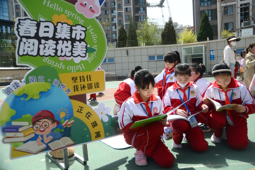承德市南營子小學“春市”融融——跳蚤書市活動現場，同學正在推介圖書。張驍攝