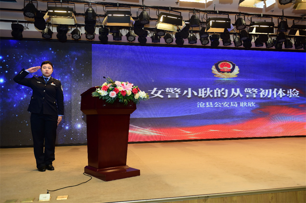 4月29日,來自滄州市滄縣公安局的女民警向觀眾講述她的從警體驗。傅新春攝