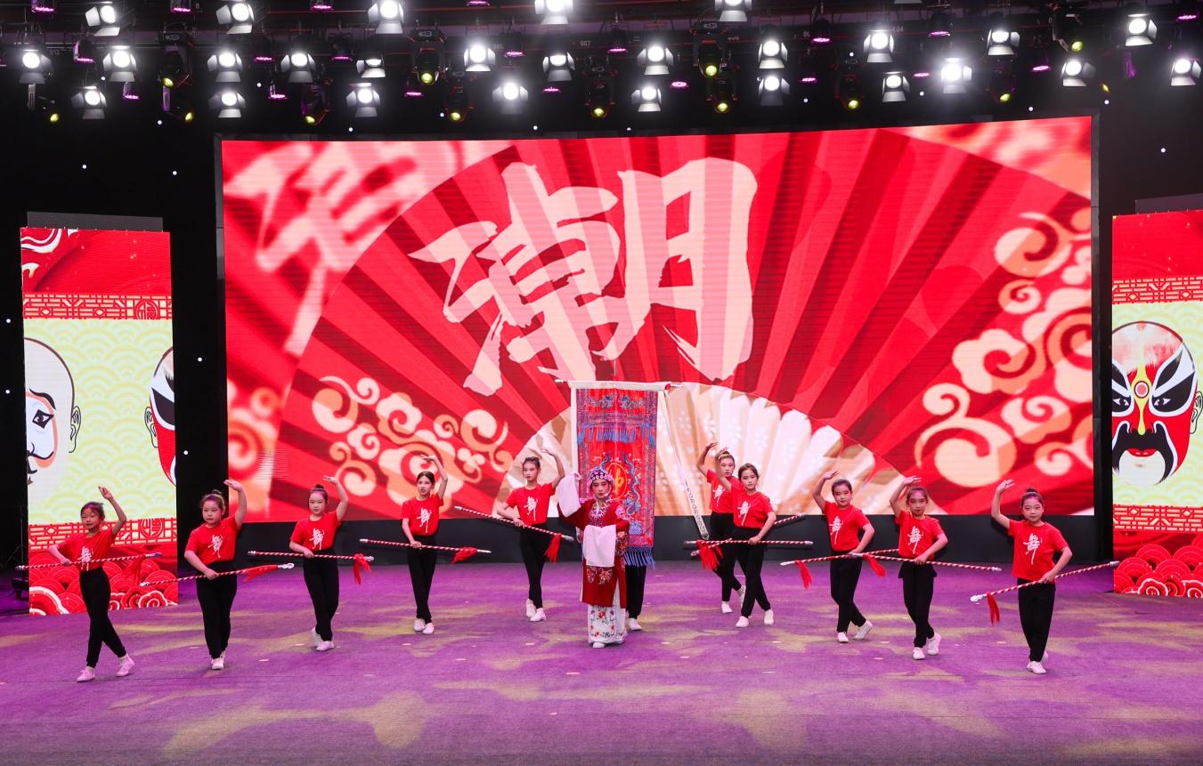 開幕式上，小演員們表演兒童創意戲曲表演《國潮風 新傳承》。王峰攝