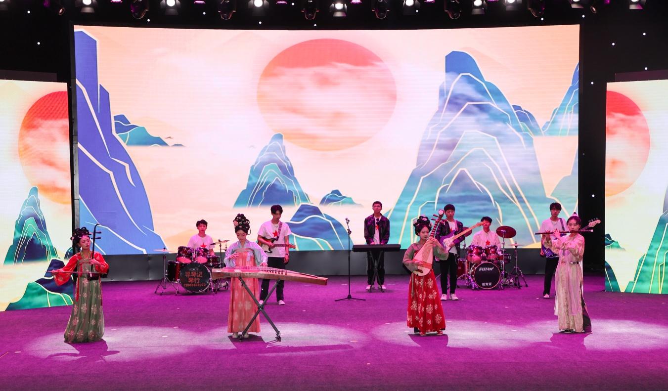 開幕式上，青年演員表演民樂國潮《國際歌》。王峰攝
