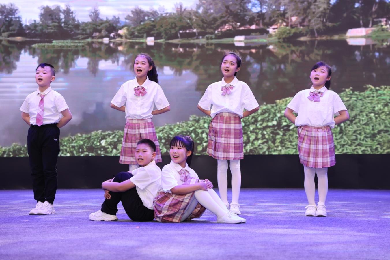 開幕式上，小學員表演創意演唱《把青春唱給你聽》。王峰攝