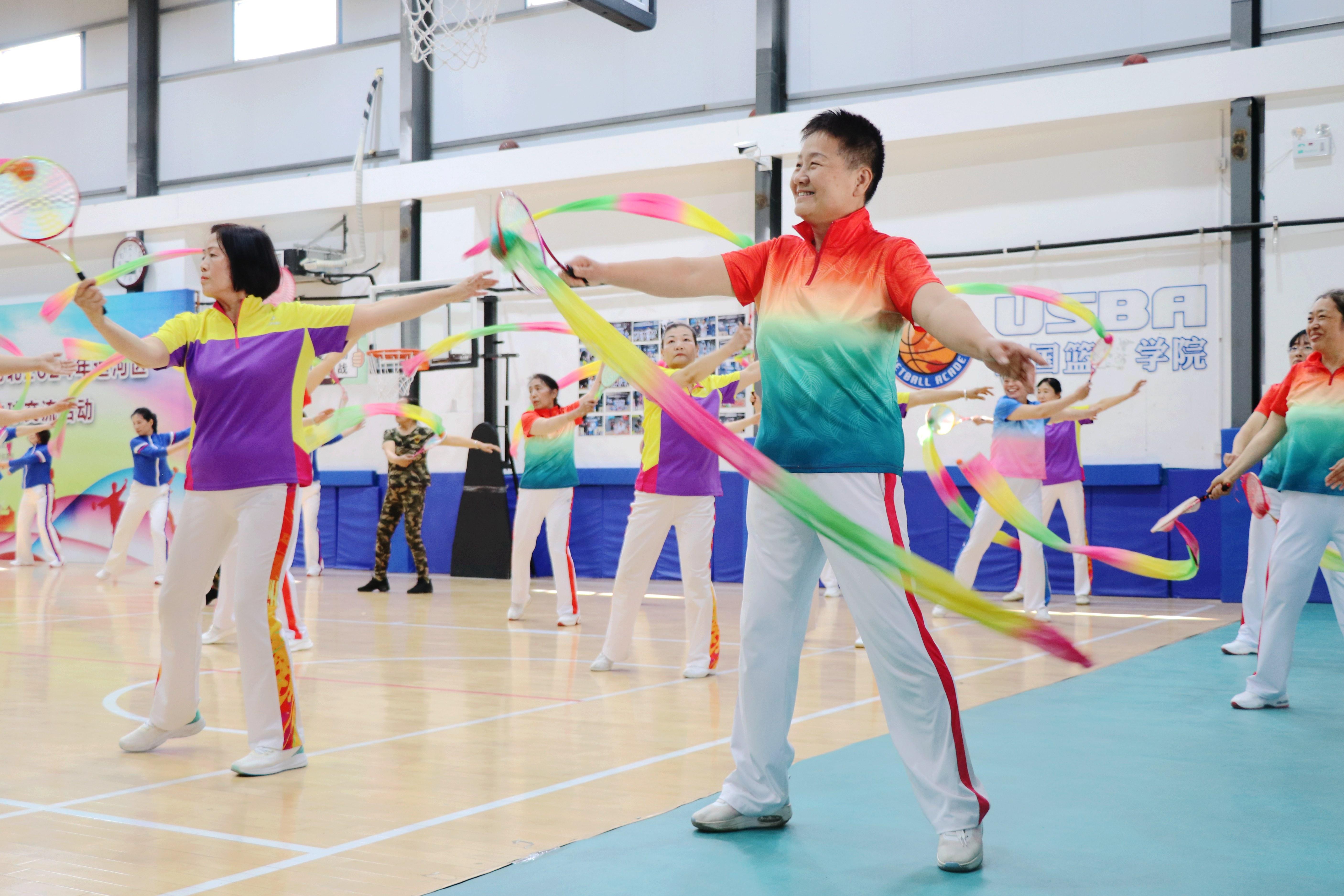 柔力球选手们精彩的开场表演。王杰摄