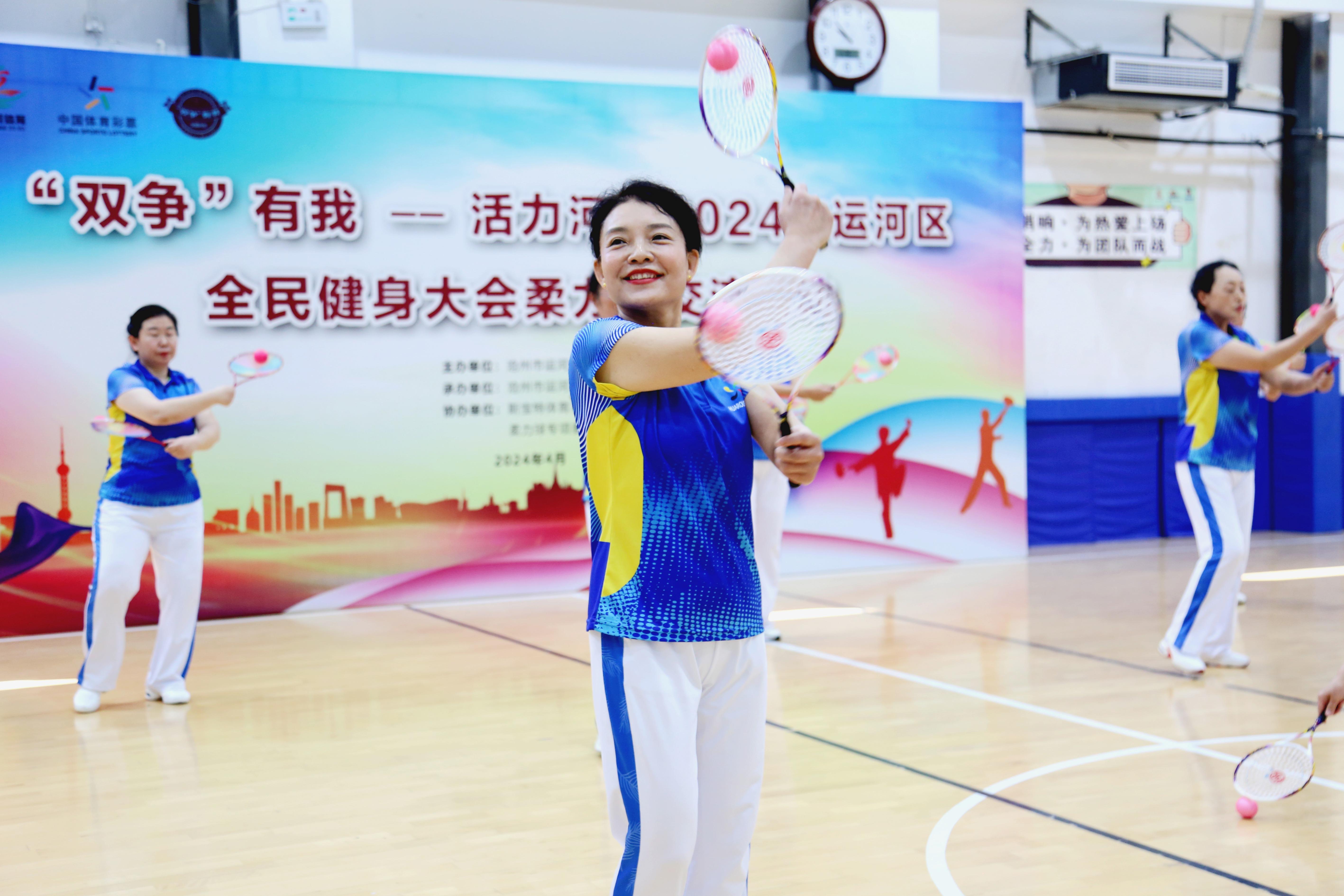 柔力球选手们神采飞扬，跃动着春日的活力。贾玉龙摄