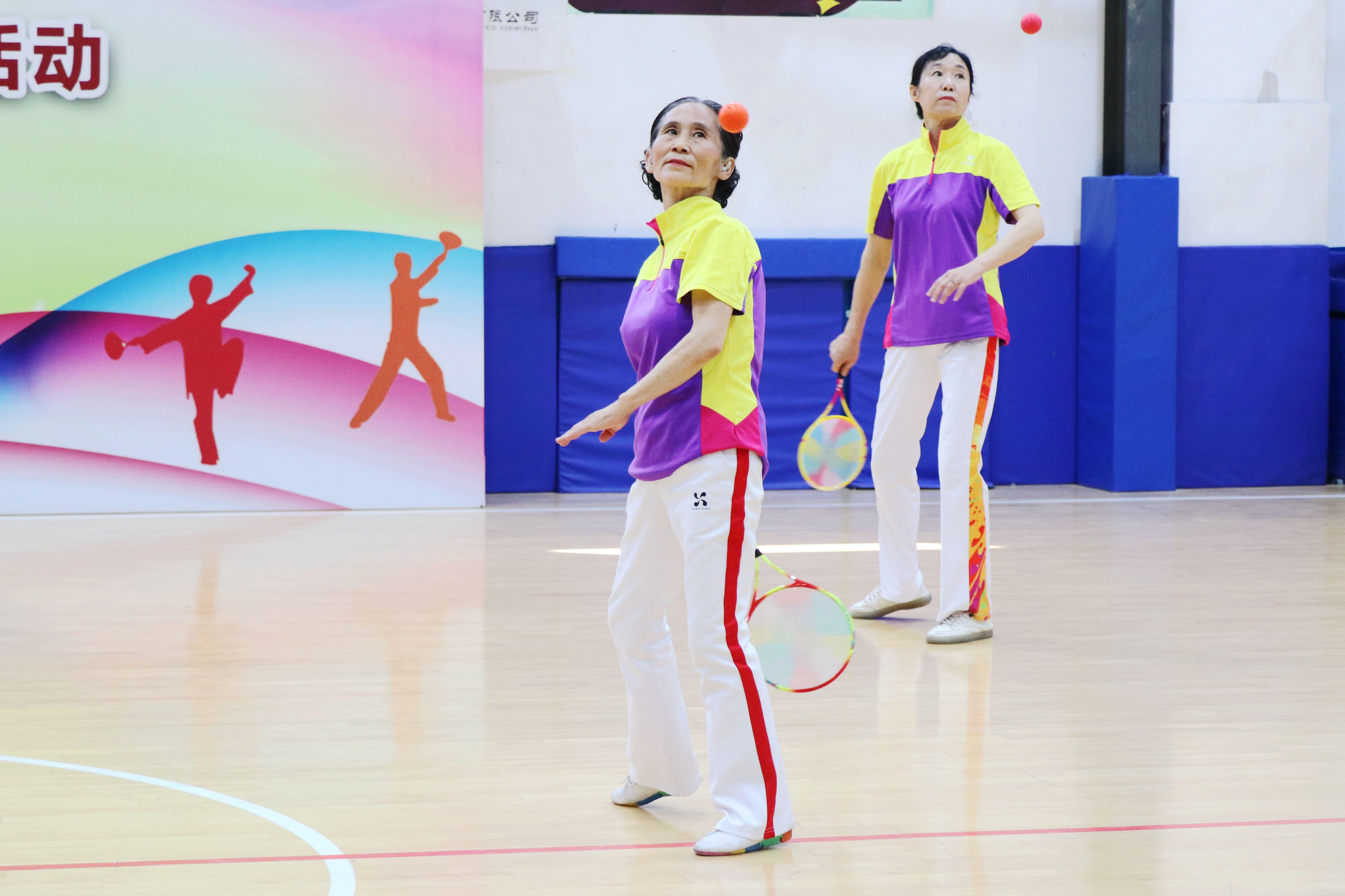 柔力球选手们做高难度抛球动作。王杰摄