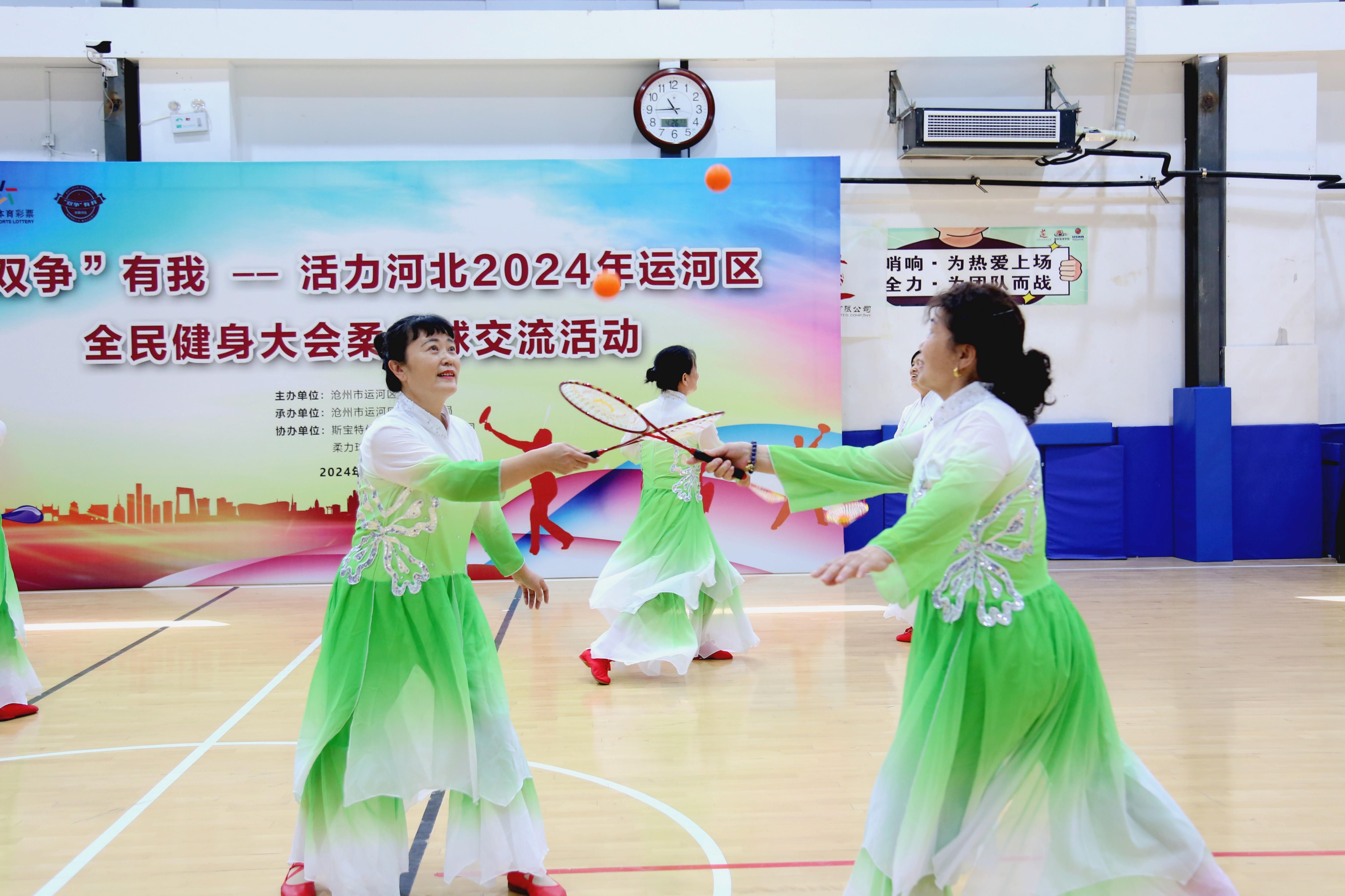 柔力球选手们默契进行抛接球动作。贾玉龙摄