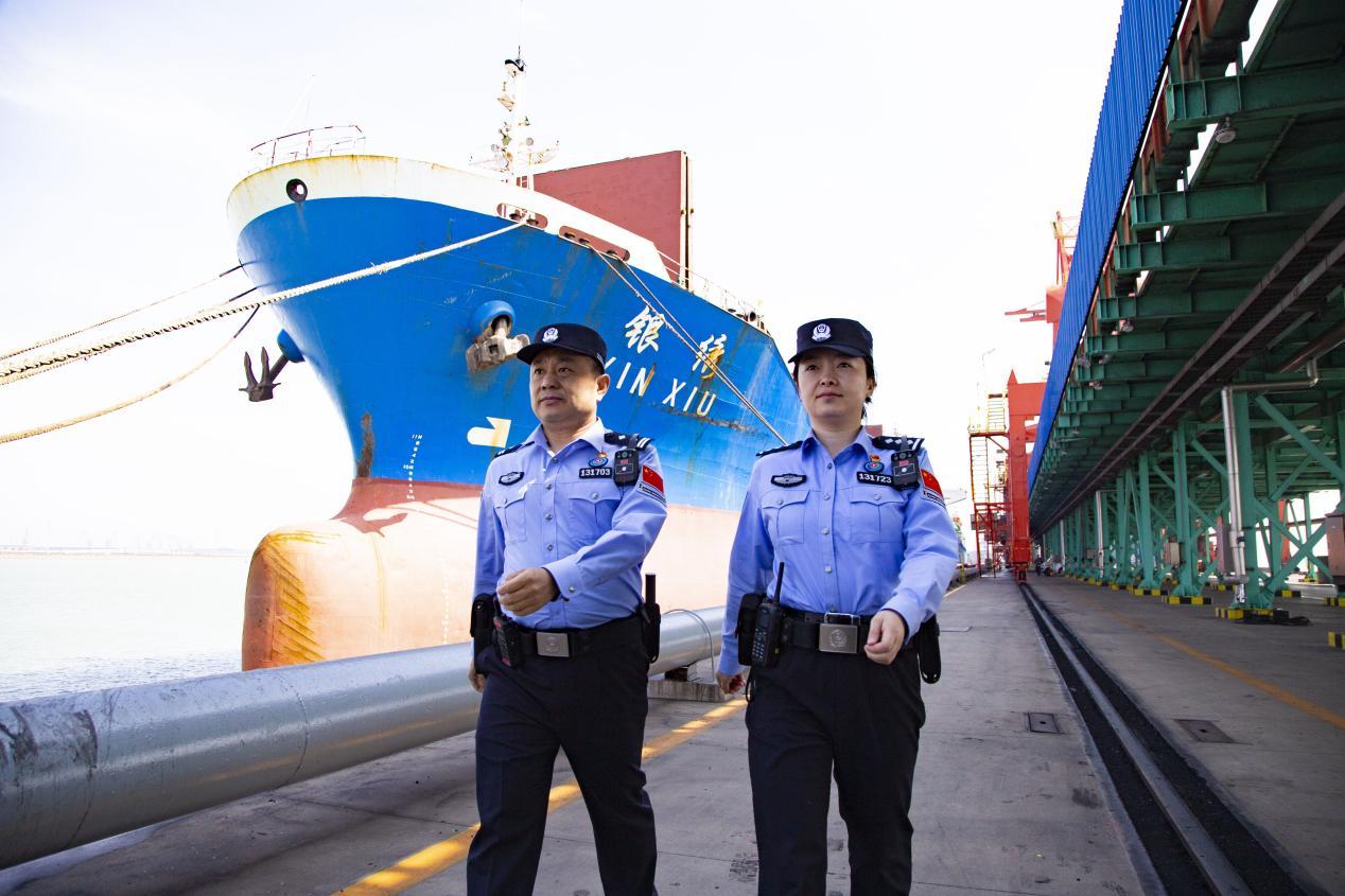 黄骅出入境边防检查站民警在黄骅港煤炭港区巡逻。付秀智摄