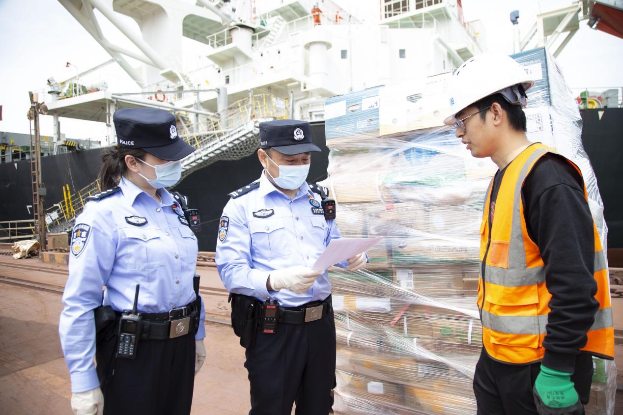 黄骅出入境边防检查站民警对供应船舶的生活物资进行检查。付秀智摄