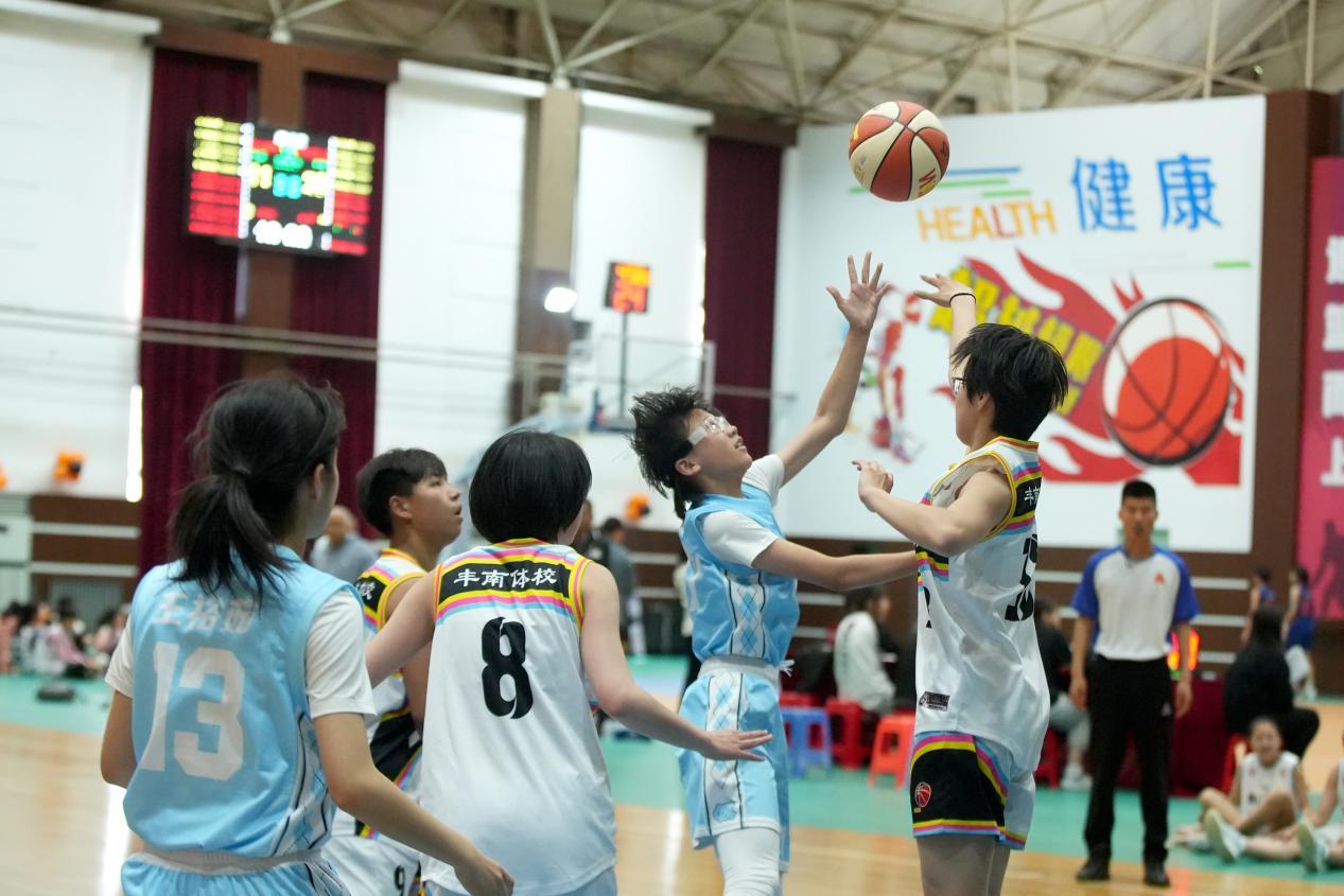 2024年度中國“苗苗杯”女子籃球賽(唐山站)比賽現場。李福政攝