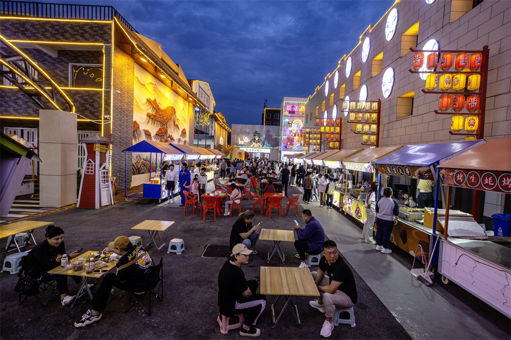 5月3日晚,河北省邯郸市复兴区铁路大院街道馨食尚不夜城,游客逛夜市、品美食。聂长青摄