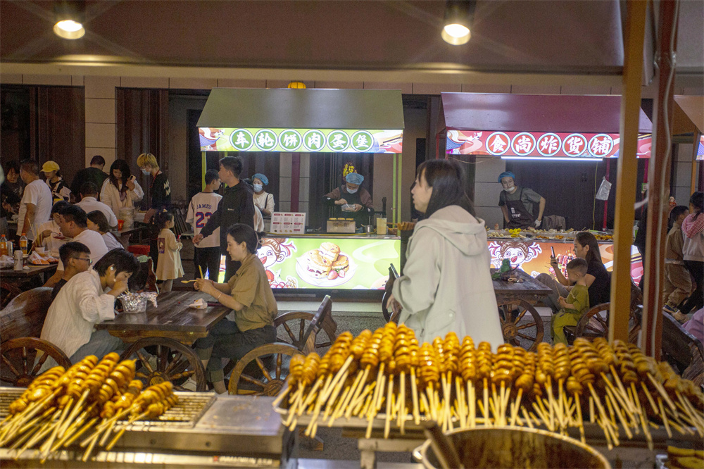 5月3日晚，河北省邯郸市复兴区铁路大院街道馨食尚不夜城，游客逛夜市、品美食。聂长青摄