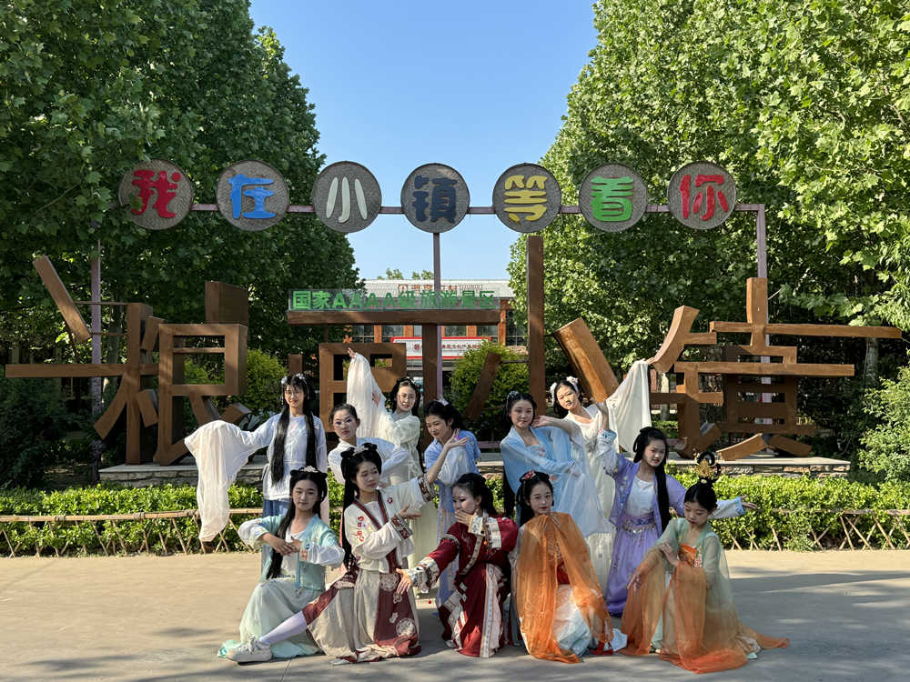 漢服愛好者在館陶糧畫小鎮巡游展演。館陶縣委宣傳部供圖