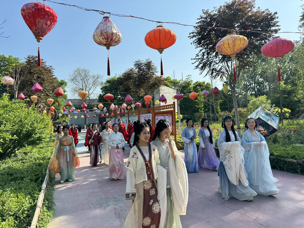 漢服愛好者在館陶糧畫小鎮巡游展演。館陶縣委宣傳部供圖