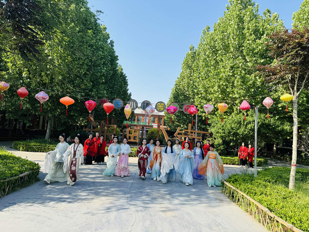 漢服愛好者在館陶糧畫小鎮巡游展演。館陶縣委宣傳部供圖