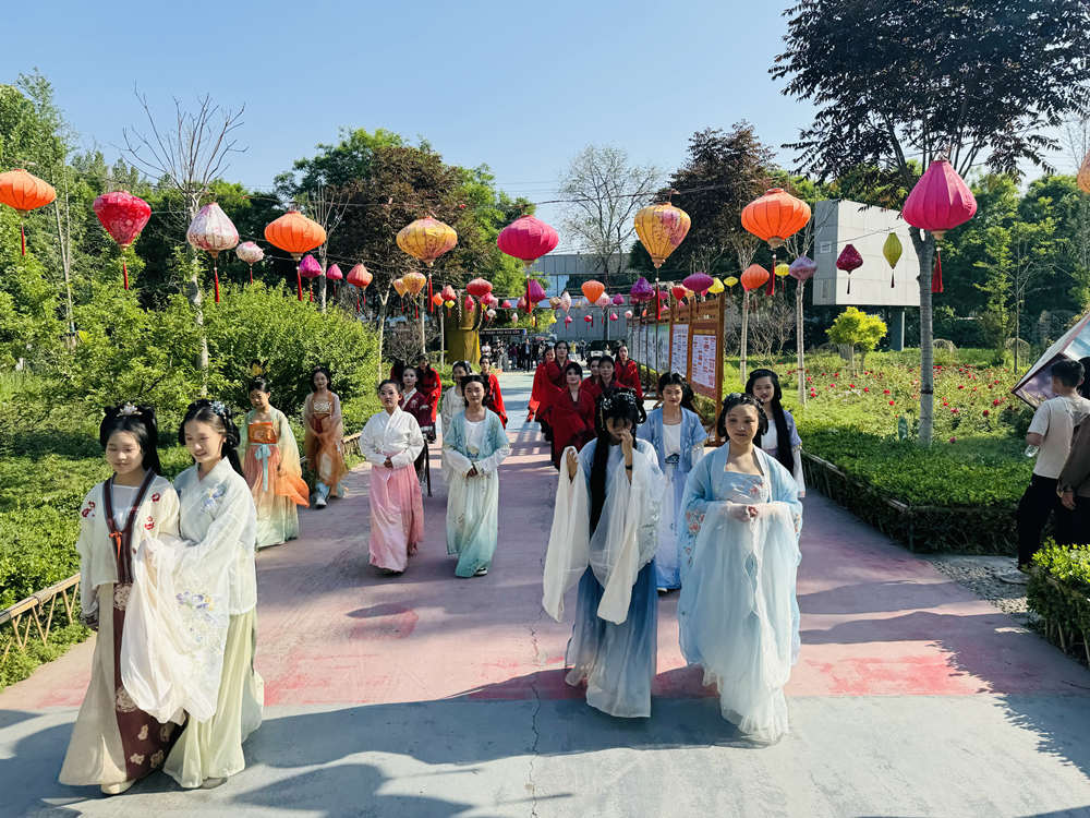 漢服愛好者在館陶糧畫小鎮巡游展演。館陶縣委宣傳部供圖