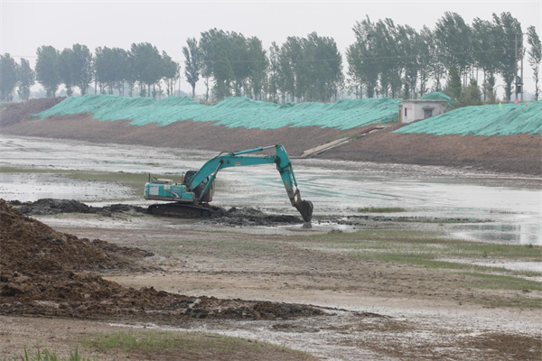 5月4日,河北滄州南排河滄縣段治理工程正在進行中,挖掘機正在為河道清淤。陳衛民攝