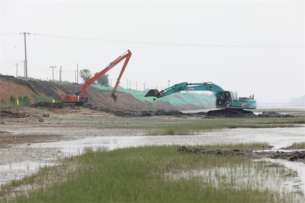 5月4日,河北滄州南排河滄縣段治理工程正在進行中,挖掘機正在為河道清淤。陳衛民攝