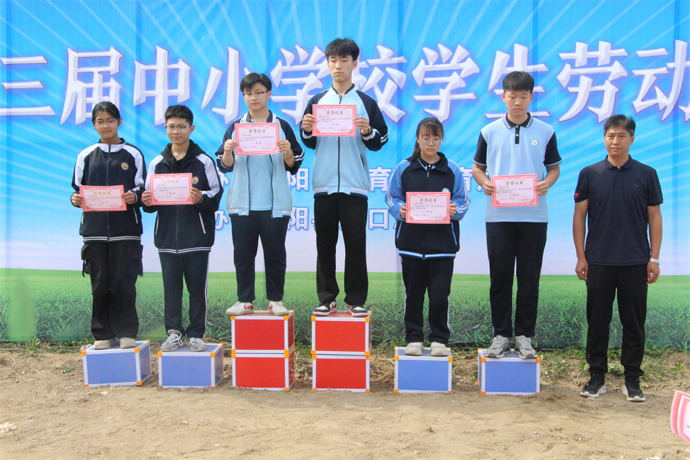 4月30日，在高阳第三届“劳动美”中小学生劳动技能大赛葱苗移栽比赛现场，为获胜选手颁奖。常继德摄