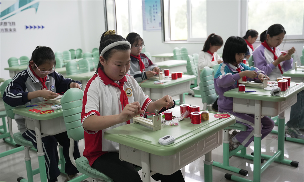 4月29日,高阳第三届“劳动美”中小学生劳动技能大赛编结手链比赛现场。常继德摄