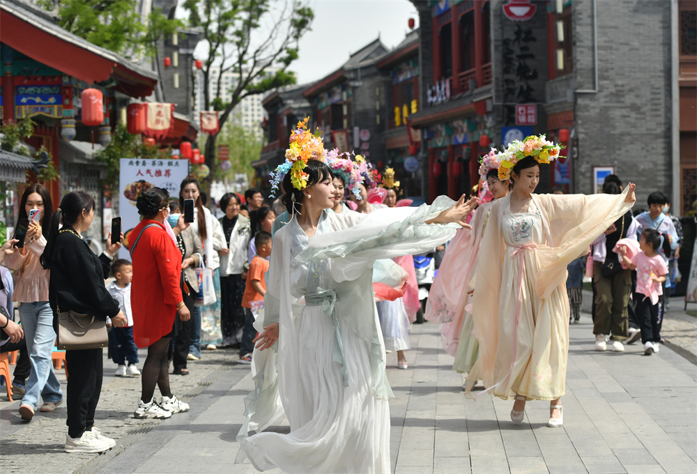 5月1日,演員在河北省滄州市南川老街表演簪花巡游。苑立偉攝