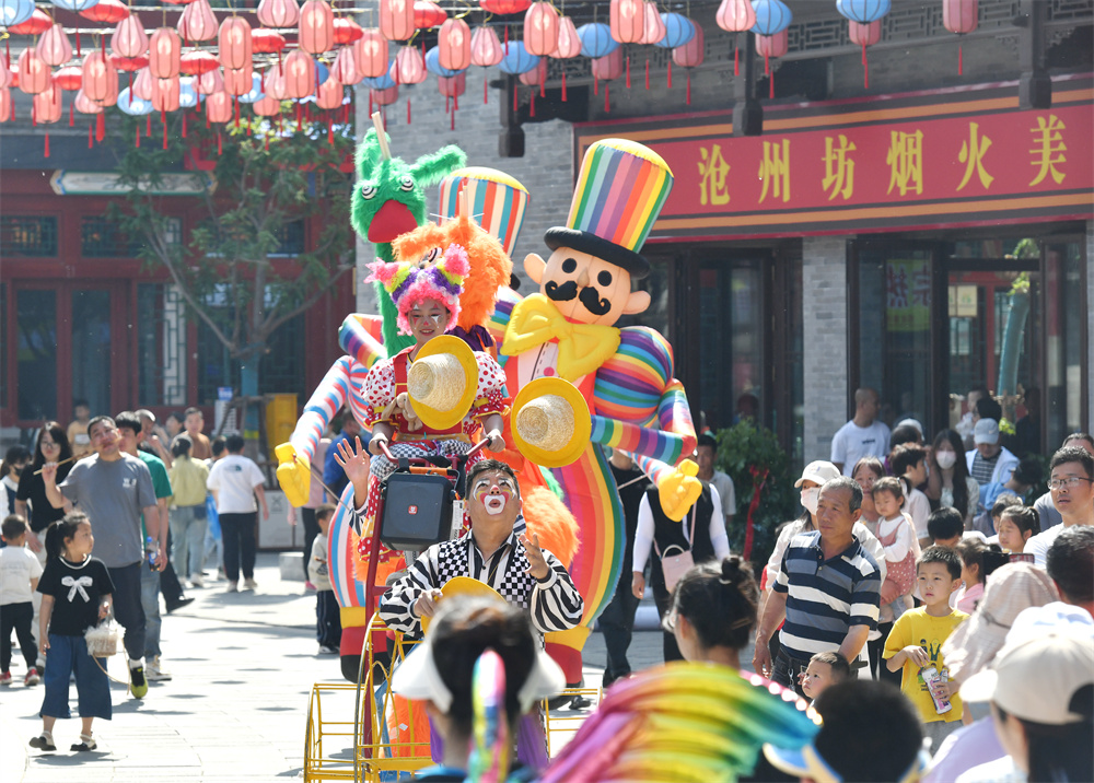 5月3日，雜耍藝人在河北省滄州市滄州坊商街為游客表演。苑立偉攝