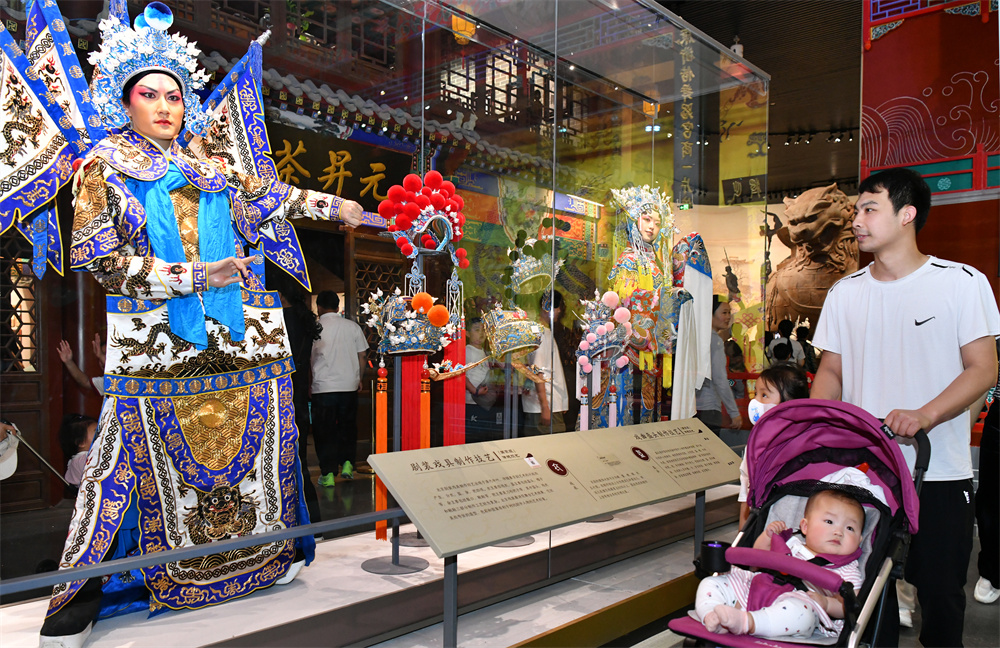 5月3日，游客在中國大運河非物質文化遺產展示館參觀。苑立偉攝