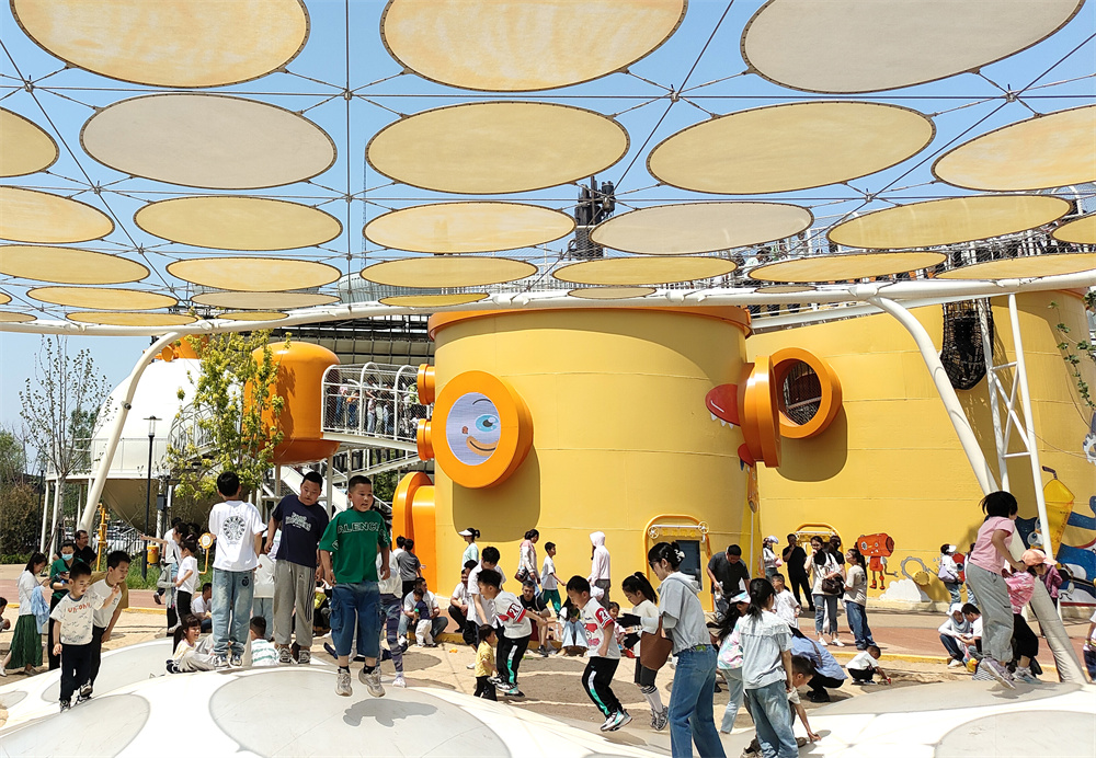5月3日，小朋友在大化工業遺存文化區罐罐樂園玩耍。苑立偉攝