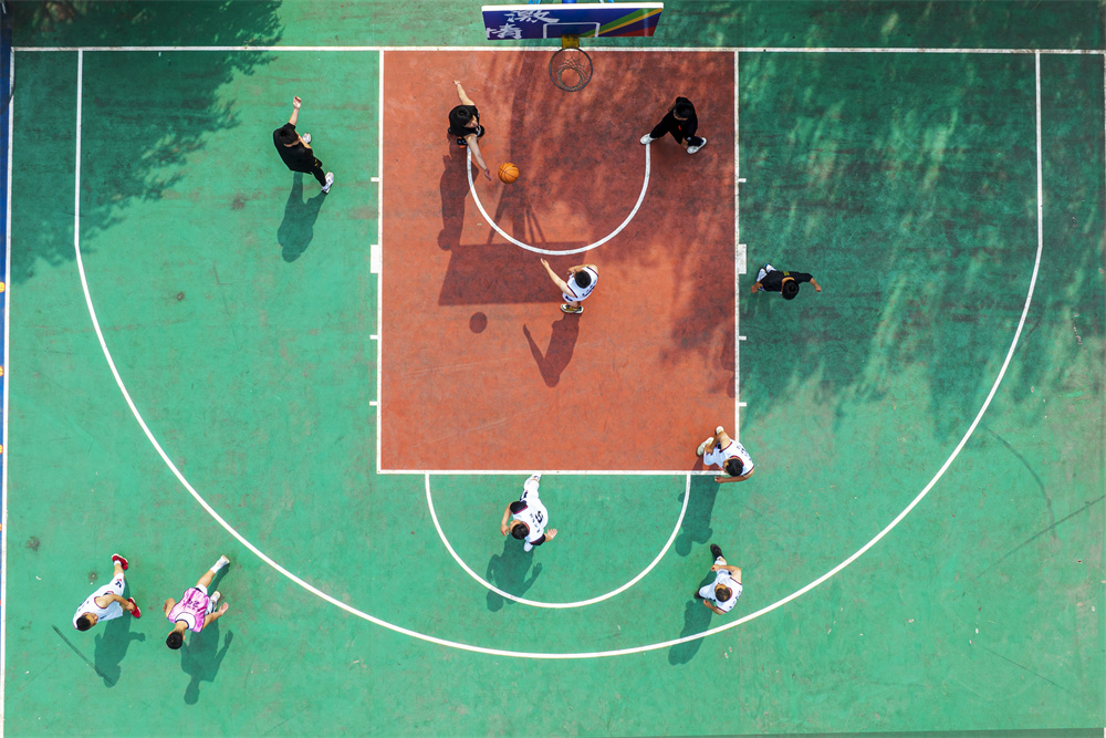 5月5日，河北省邯郸市复兴区第二届和美乡村篮球系列赛（村BA）在“全国文明村镇”户村镇齐村开赛，图为户村镇队和教体局队的激烈角逐。聂长青摄