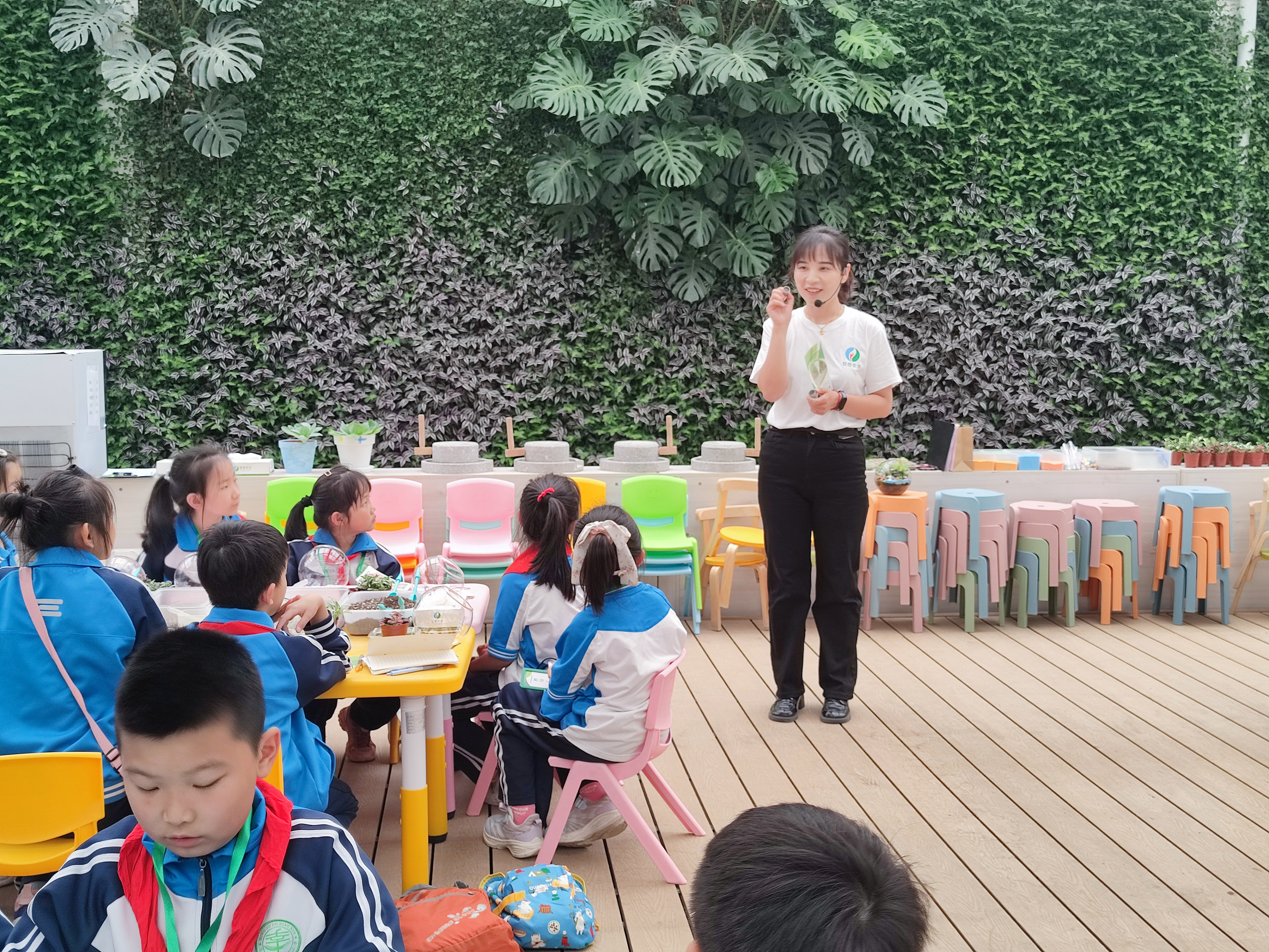 近日，河北省高碑店市幸福路小學研學實踐教育活動中，學生認真聆聽老師講解生態平衡知識。王坤攝