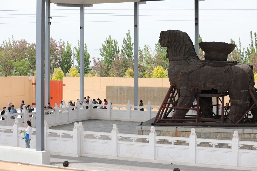 5月5日，游客在滄州鐵獅與舊城遺址公園景區游覽。田博攝