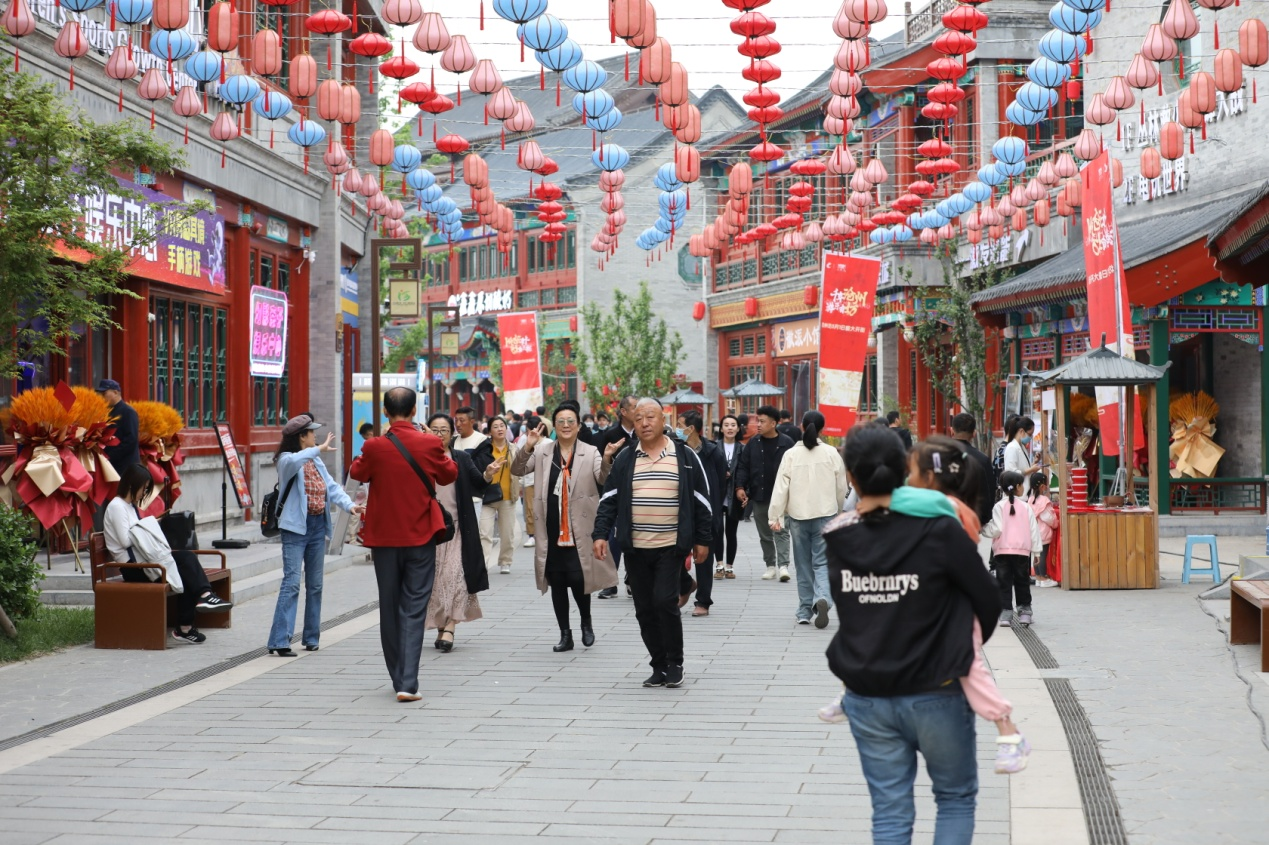 5月5日，京杭大运河沧州城区段的沧州坊依然游人如织。陈卫民摄