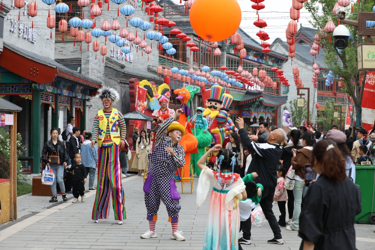 5月5日，沧州坊内的滑稽表演吸引了众多游客。陈卫民摄