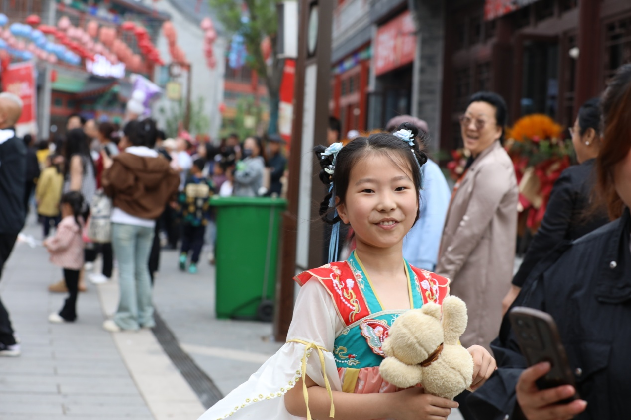 5月5日，一名身着汉服的小女孩在沧州坊游玩。陈卫民摄