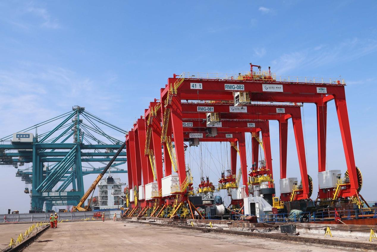 4つの台場橋を載せた「振華12」船は黄仙港総合港区の多目的埠頭に停泊している。孫磊摂