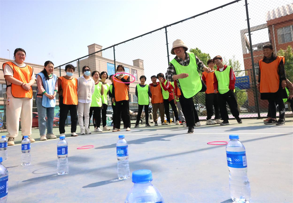 在滄州市全民健身中心室外活動場地，滄州市新華區欣怡社區組織轄區居民開展了春日趣味運動會活動。張子衡攝