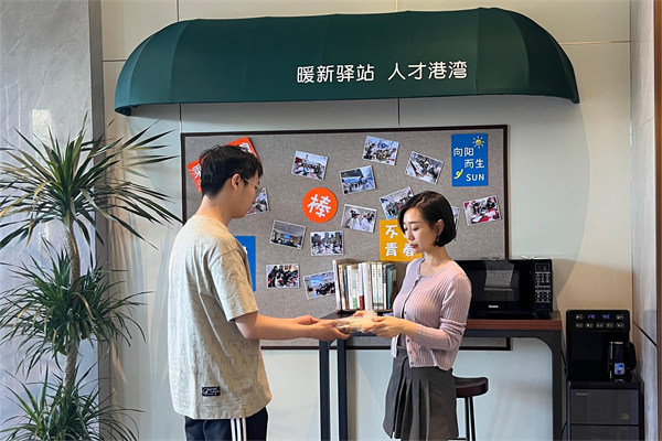在石家庄市橋西區匯文國際酒店暖新驛站，中山街道黨工委工作人員將愛心餐送到青年求職者手中。中山街道供圖