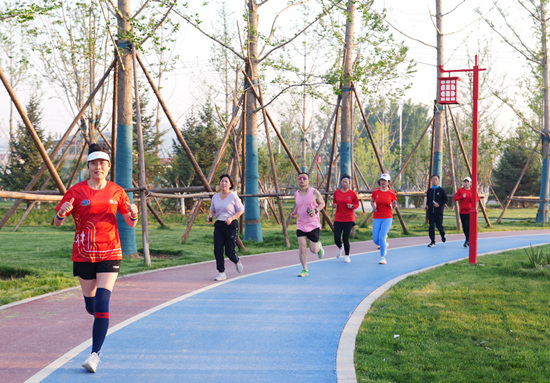健身愛好者在環城水系沿線晨跑。石敬超攝