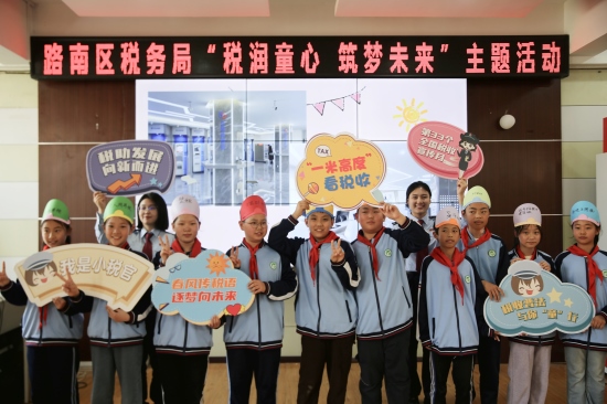 路南稅務局稅務干部與同學們互動。王子儀攝