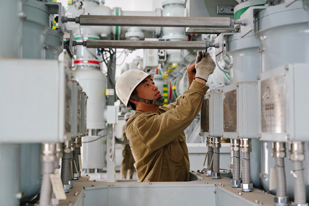 在河北迁安经济开发区冷轧基地增量配电业务试点220KV变电站内，工人正在调试设备。梁玉水摄
