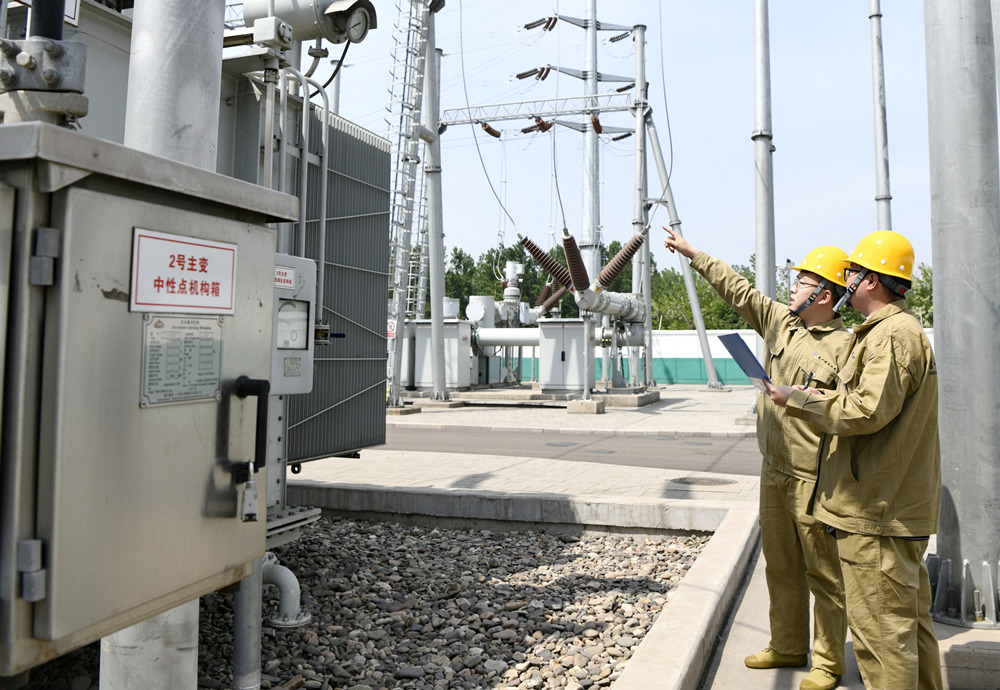 在唐山祺远供电普惠110KV变电站，工作人员正在巡检设备运行情况。梁玉水摄
