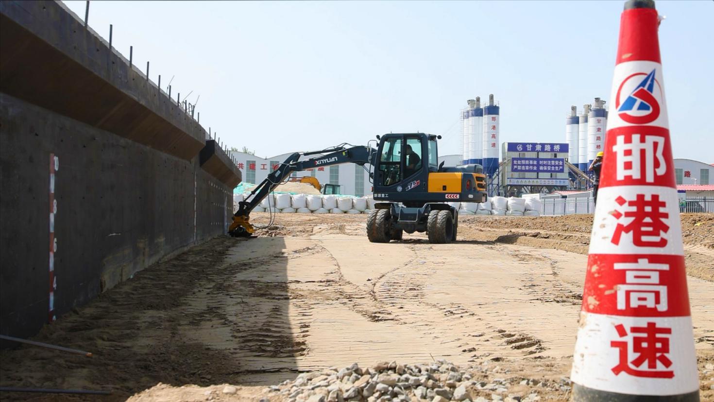 大型機械平整路基邊緣地帶。趙宇攝