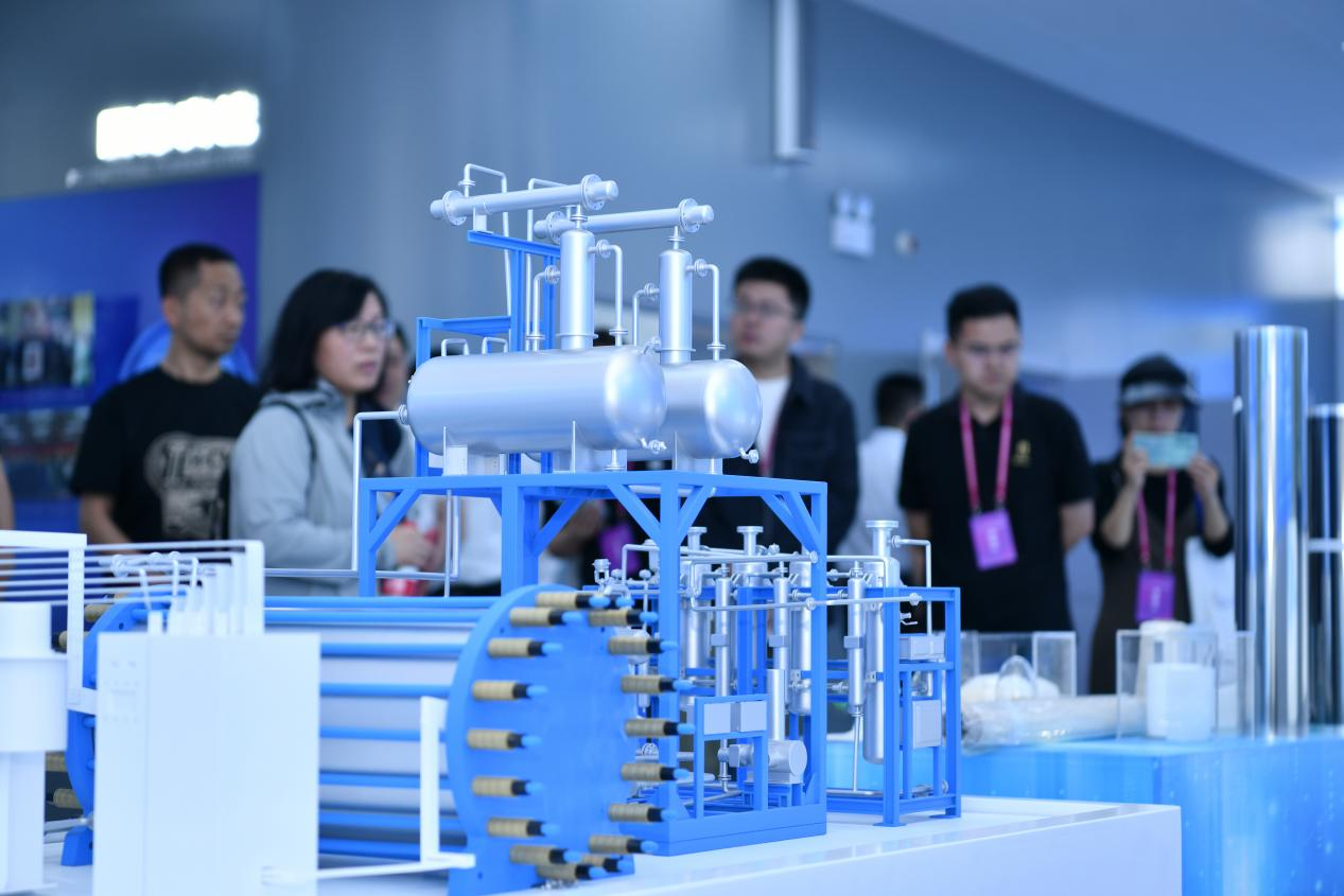 5月8日、中国（滄州）膜産業発展大会に参加した来賓は滄州ハイテク区滄州市天津工業大学研究院の展示室を見学した。苑立偉撮影