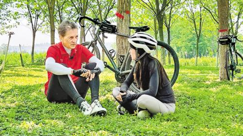 5月8日，毛磊向記者講述此次騎行的目的。縱覽新聞記者李見攝