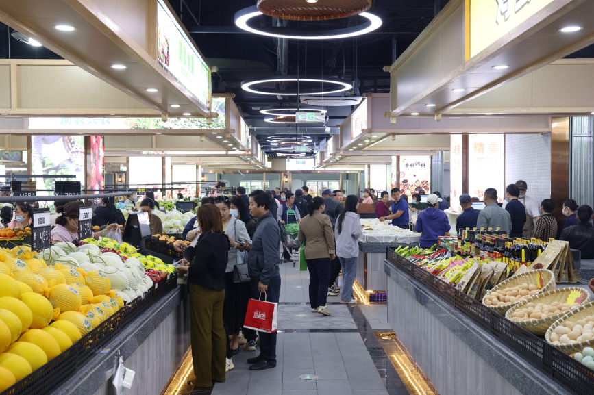 菜场环境整洁，吸引附近市民前来选购。杨洋摄