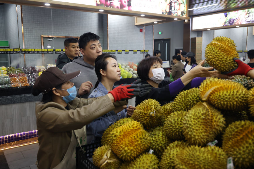 市民选购水果。杨洋摄