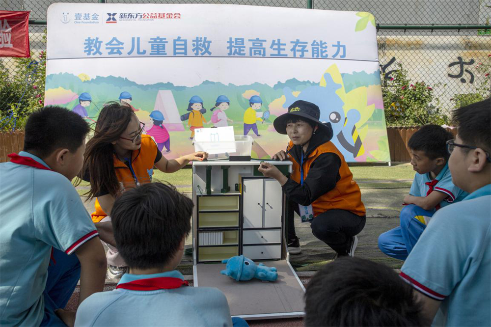 邯郸市红十字中安防减灾服务中心志愿者教孩子们家具防倾倒培训。聂长青摄