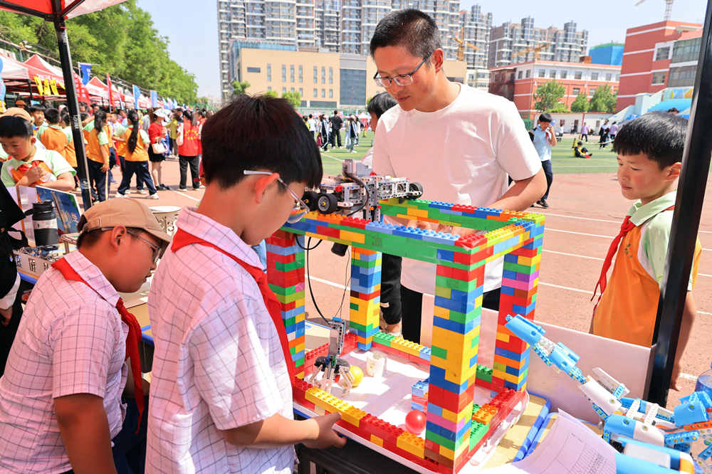 科技創意作品吸引眾多師生駐足觀看。楊洋攝