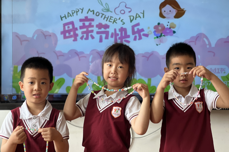 孟村回族自治县第一幼儿园小朋友们制作手工项链，“表白母亲”。蔡佳慧摄