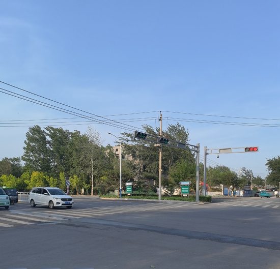 交叉路口加装的红绿灯。 成安县委办公室供图