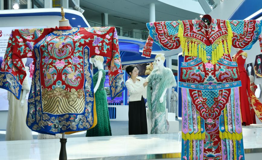 5月11日，工作人員在肅寧縣科創中心整理參展服裝。苑立偉攝